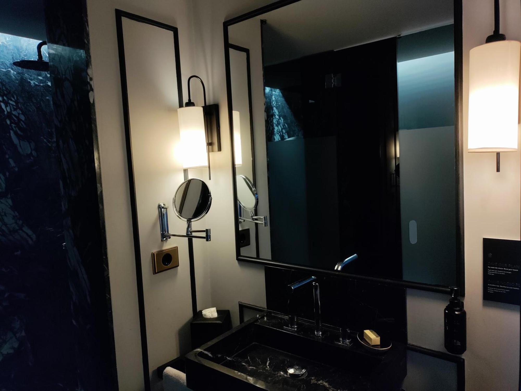 Torel Palace Porto Room photo Bathroom of a suite at the hotel